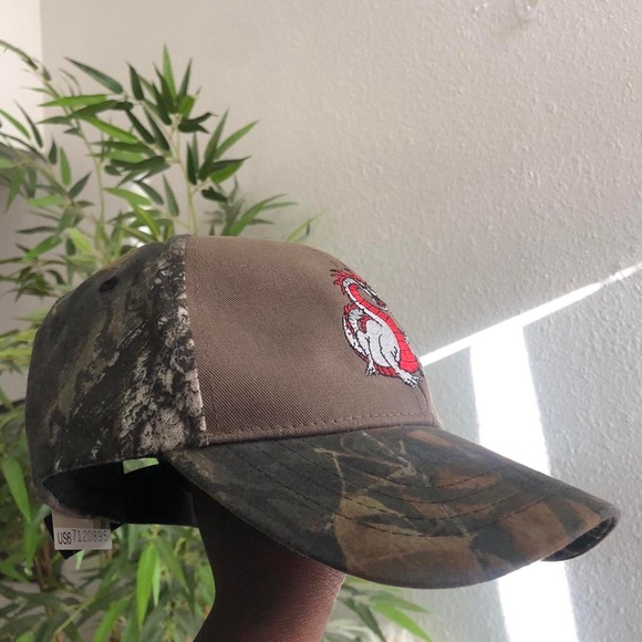 NWT Mossy Oak Brown and red trucker hat with a dragon design - Picture 2 of 3